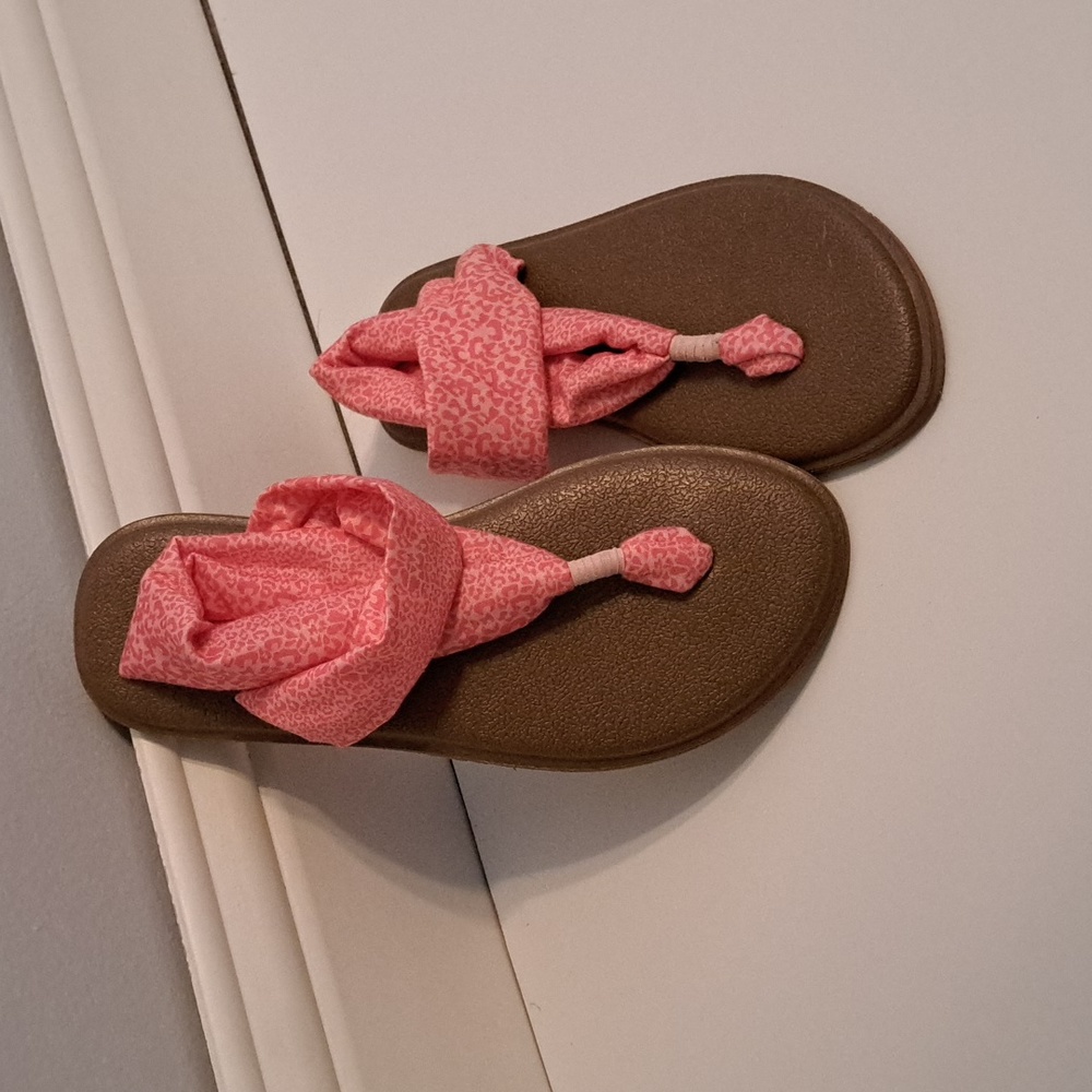 NEW! Sanuk yoga sandal